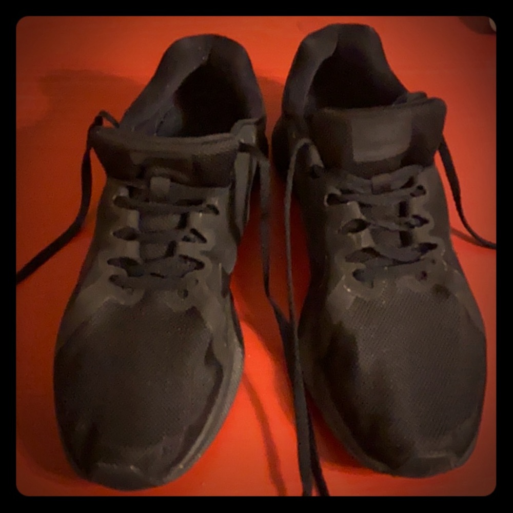 Nike downshifter 8 all black sneakers